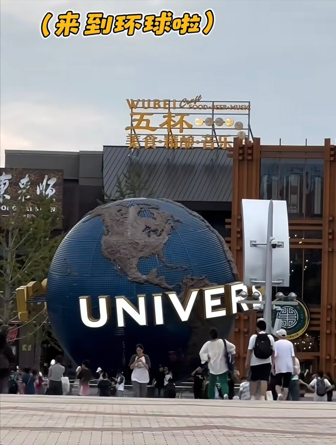 50岁蒋勤勤带娃出游，挽陈建斌胳膊超黏人，背2万包状态碾压老公