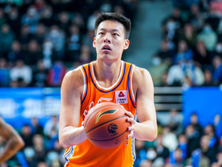 上海大胜吉林2喜2忧！王哲林回暖，弗格老将作用，洛夫顿定时炸弹